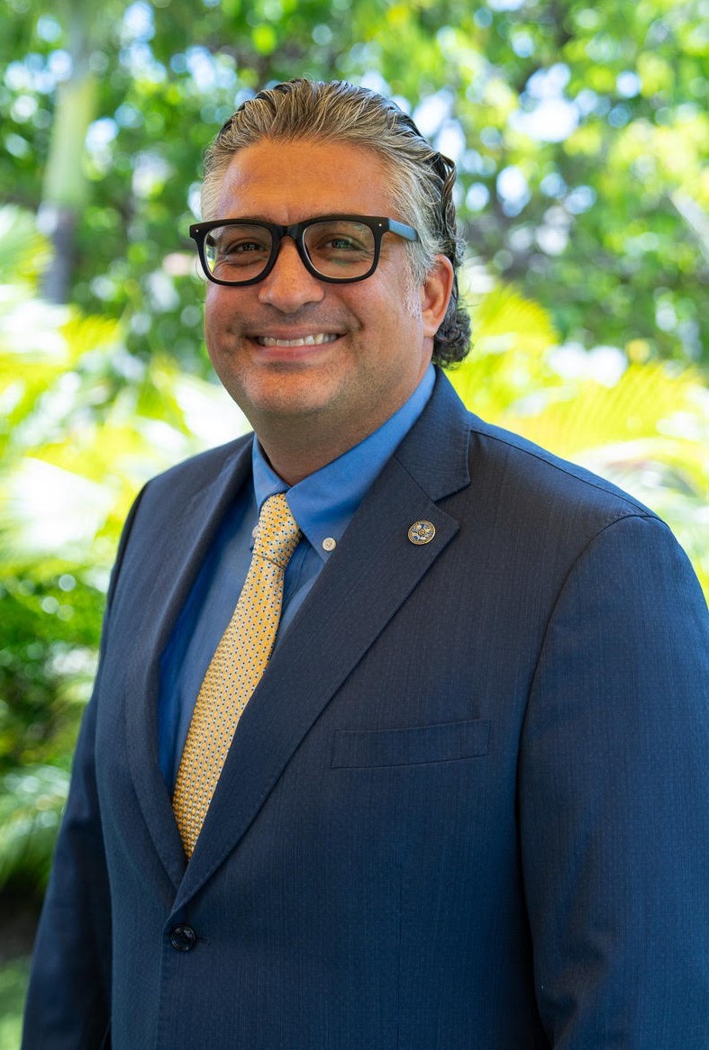  Dr. Carlos A. Gutierrez